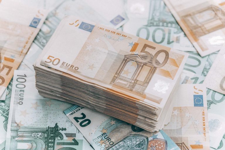 Geld Manifestieren: Das Gesetz der Anziehung in Aktion